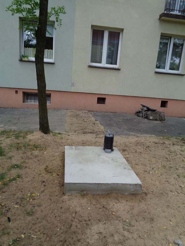 Przygotowano miejsce do ustawienia pomp ciepła oraz wykonano instalacje umożliwiające ich podłączenie do urządzeń w węźle.